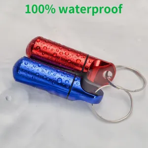 Detailansicht der tragbaren wasserdichten Pillendose aus Aluminium in Rot und Blau.