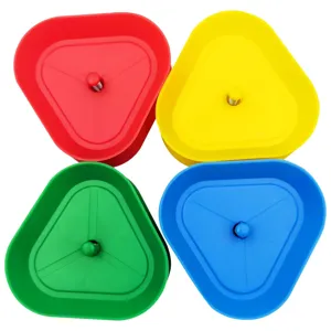 Gedetailleerd close-up van kleurrijke driehoekige pokerkaart houders met veerclips.