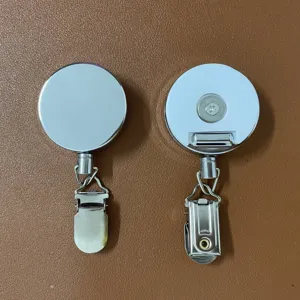 Nahaufnahme der 4 cm Metall Einzugausweishalter zeigt robuste Vorder- und Rückseiten Details.