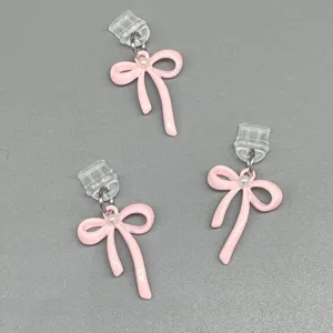 Detaillierte Ansicht von süßen rosa Emaille Schleife Handy Staubschutzsteckern mit Perle.