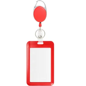 Gros plan sur le porte-badge rouge rétractable et l'étui vertical pour carte d'identité.