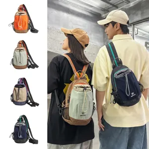 Vue détaillée du sac à bandoulière décontracté multicolore avec cordon et poche filet.