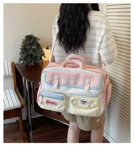 Gedetailleerd overzicht van de canvas reistas met meerdere vakken in pastelkleuren.