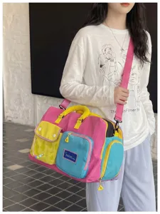 Dettaglio borsa da viaggio colorata dopamine con design a più tasche e tessuto vivace.