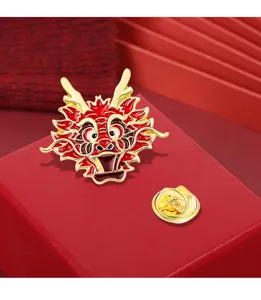 Detailansicht der chinesischen Drachen Emailladen Anstecknadel im roten goldenen Cartoon Design.