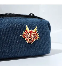 Chinesischer Drache Emaillierte Brosche Anstecker auf stilvollem blauen Denim Etui.