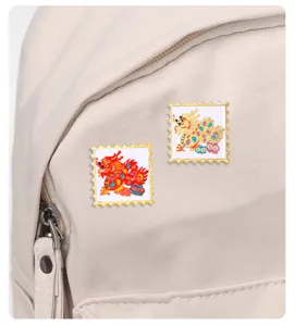 Vista detallada de broches esmaltados con sello del zodiaco de dragón chino en mochila.