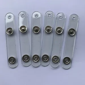 Detalle de correas de plástico PVC transparente con botones a presión para portatarjetas.