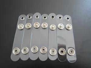 Detalle de correas de plástico transparente con broches a presión para accesorios de portatarjetas
