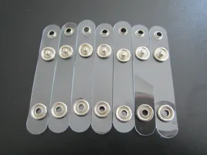 Correas de plástico transparente para credenciales con botones metálicos vista de detalle.