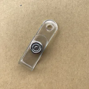 Correa transparente de PVC para portatarjetas con boton a presion metalico para cordones detalle.