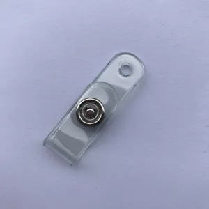 Detalle de correa para credencial de PVC transparente, conector de tarjetero plástico resistente.