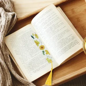 Marcador de acrílico con borla y estampado floral de primavera, elegante accesorio de lectura DIY.