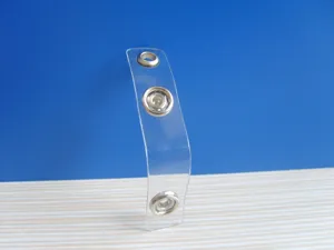 Detalle de correa para portagafetes de PVC transparente, plástico flexible con botón.