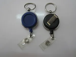 Detalle del portatarjetas retráctil con carcasa azul y clip metálico en la parte trasera.