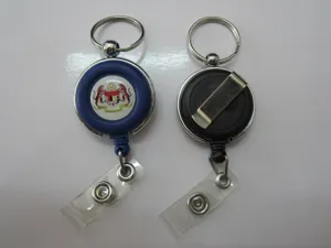 Carrelet portagafetes retráctil con impresión de escudo, clip de metal y correa de PVC.