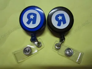 Detalle del portatarjetas retráctil con carcasa de plástico resistente y correa de PVC.