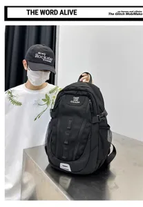 Schwarzer taktischer Rucksack Detailansicht, Outdoor-Modell mit Riemen und Netztaschen.