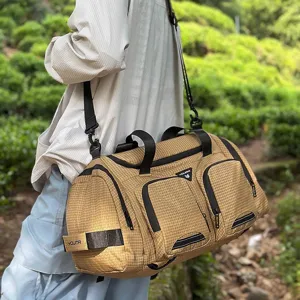 Outdoor-Detail der braunen Reisetasche mit haltbarem Gurt und robuster Stofftextur.