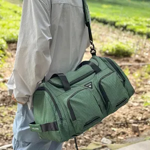Grüne Karomuster Reisetasche mit vielen Taschen, robustem Schultergurt für Fitness und Reisen.