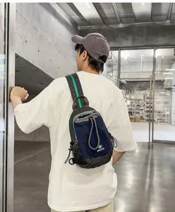 Vue détaillée du sac à dos de poitrine de loisirs en plein air, design léger et colorblock.