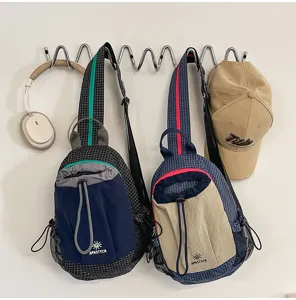 Petit sac à bandoulière de randonnée en plein air léger colorblock pour voyage et loisir