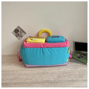 Borsa da viaggio colorblock di grande capacita, design alla moda, leggera e molto spaziosa.