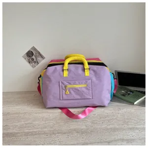 Vista dettagliata della borsa da viaggio colorata stile dopamina, capiente borsa fitness fashion.