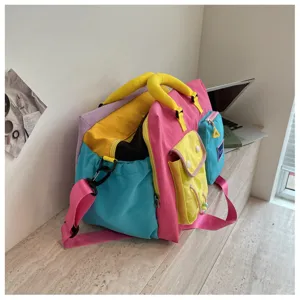Vista dettagliata della borsa da viaggio colorata, con ampi scomparti e tasche esterne.