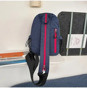Vue détaillée du sac à dos de poitrine décontracté à carreaux bleus avec fermeture éclair.