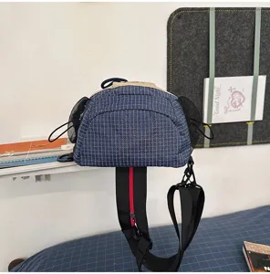 Vue détaillée du sac de poitrine outdoor léger avec tissu quadrillé et poches latérales en filet.