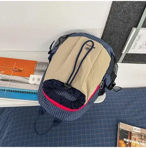 Vue détaillée du petit sac à dos extérieur color-block, idéal pour la randonnée et les voyages.