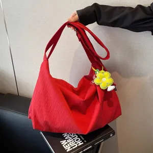 Sac bandoulière en toile rouge avec pendentif fleur jaune, sac décontracté pour usage quotidien.