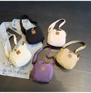 Sac bandoulière en nylon décontracté pour femme, sac porté épaule simple, multicolore.