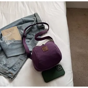 Sac bandoulière léger en nylon pour femme, sac coquillage violet minimaliste, modèle portable.