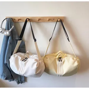 Casual shoulder duffel bag detail, large capacity outdoor travel gym sports bag for women.