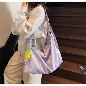 Sac bandoulière en toile mauve décontracté pour femme, grand voyage chic et pratique.