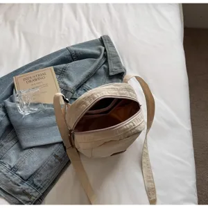 Sac bandoulière coquillage en nylon détail, style minimaliste décontracté pour les voyages.
