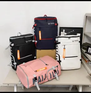 Grande zaino sportivo colorato e borsa da viaggio, ideale per il fitness all'aperto e lo stoccaggio.