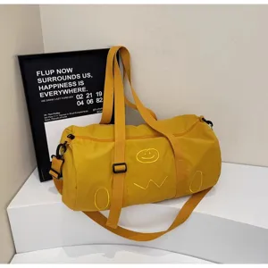 Gele nylon reistas detail, schattig geborduurd ontwerp, casual sport fitness tas voor dames.