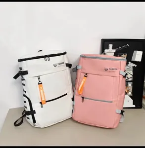 Vista dettagliata di grandi zaini per sport all'aperto casual in opzioni di colore bianco e rosa.