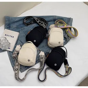 Bolso bandolera informal de nailon para mujer con correa ancha estampada y bolsillo.