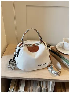 Detailansicht der Canvas-Muscheltasche, lässige weiße Umhängetasche mit Lederriemen.