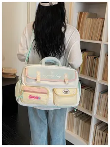 Pastelkleurige reistas met vele vakken, grote lichte forenzenhandtas voor dames en reizen.