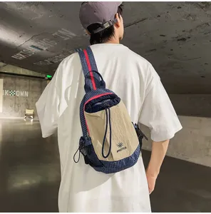 Sac à bandoulière décontracté pour homme, sac de poitrine stylé avec motif à carreaux et cordon.