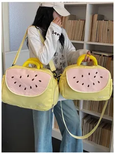 Grande borsa da viaggio gialla a forma di anguria con tracolla per brevi spostamenti.