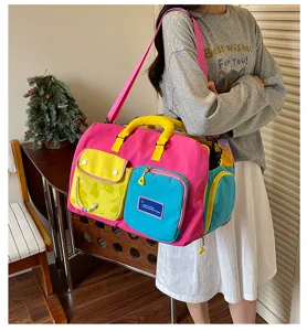 Dettaglio borsa da viaggio colorblock dopamina, grande borsa a tracolla da donna.