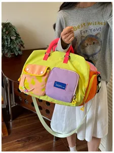 Dettaglio borsa da viaggio colorata dopamine con design multi-tasche e finitura verde neon vivace