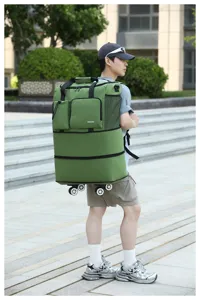 Gran mochila de viaje verde con ruedas universales y múltiples bolsillos de almacenamiento.