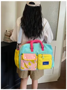 Borsa da viaggio capiente colorblock dopamina con tasche multiple molto pratiche